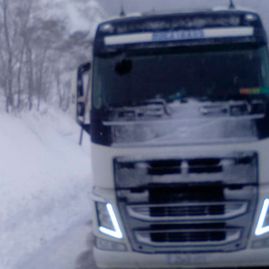 Hucatrans camión blanco en la nieve